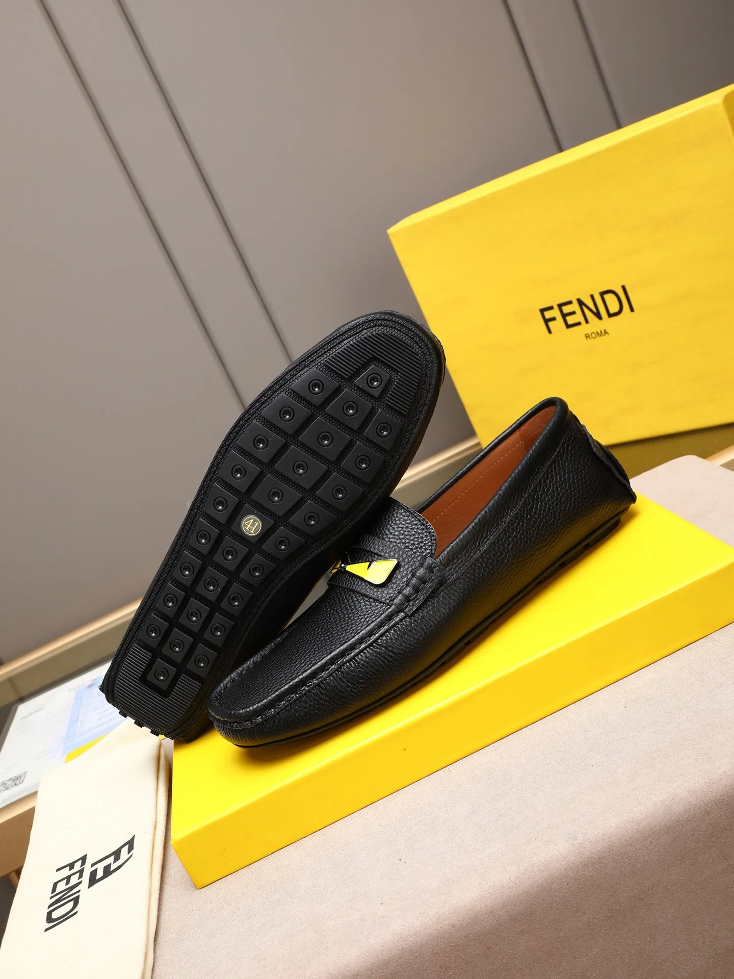 Men's shoes 💰400💰[FENDI] The little monster of Fendi F family, which is popular all over the world, is coming in a big way, the latest color, driving slip-on loafers, avant-garde and versatile fashion men's shoes, bun shoes, bean shoes👌👌👌 Private mold opening, 1:1 reproduction... The upper is made of first-layer cowhide, and the first-layer pigskin lining... is extremely comfortable, fashionable, simple, atmospheric and personalized [color] The side of the shoe is more refined, and the overall effect is handsome [ Turn in a circle][Turn in a circle]💭This hardware monster with eyes is not the popular version on the market🚳🚳Compared with the old model, it is more trendy, eye-catching and more classy🔰This summer, the little monster will subvert the old ideas and share the fashion with you🔱A must-have for fashionistas! Must keep it for yourself! Online outsole, high-end quality workmanship. Color: black, blue, white, red. Matching code: 38-44 (45 46 47 customized) (standard leather shoe size)